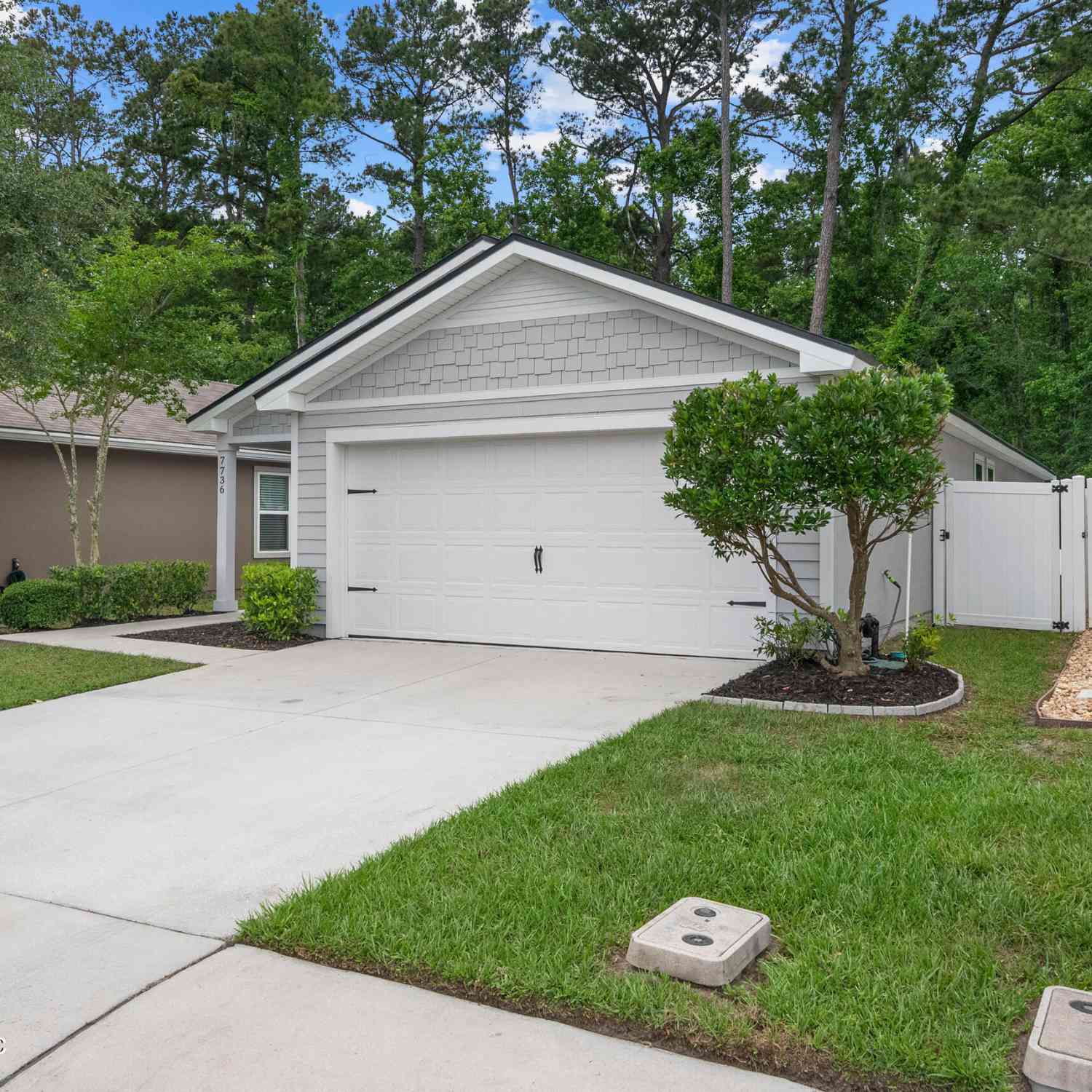 Homes For Sale - 7736 Meadow Walk Lane<br/> Jacksonville, FL 32256