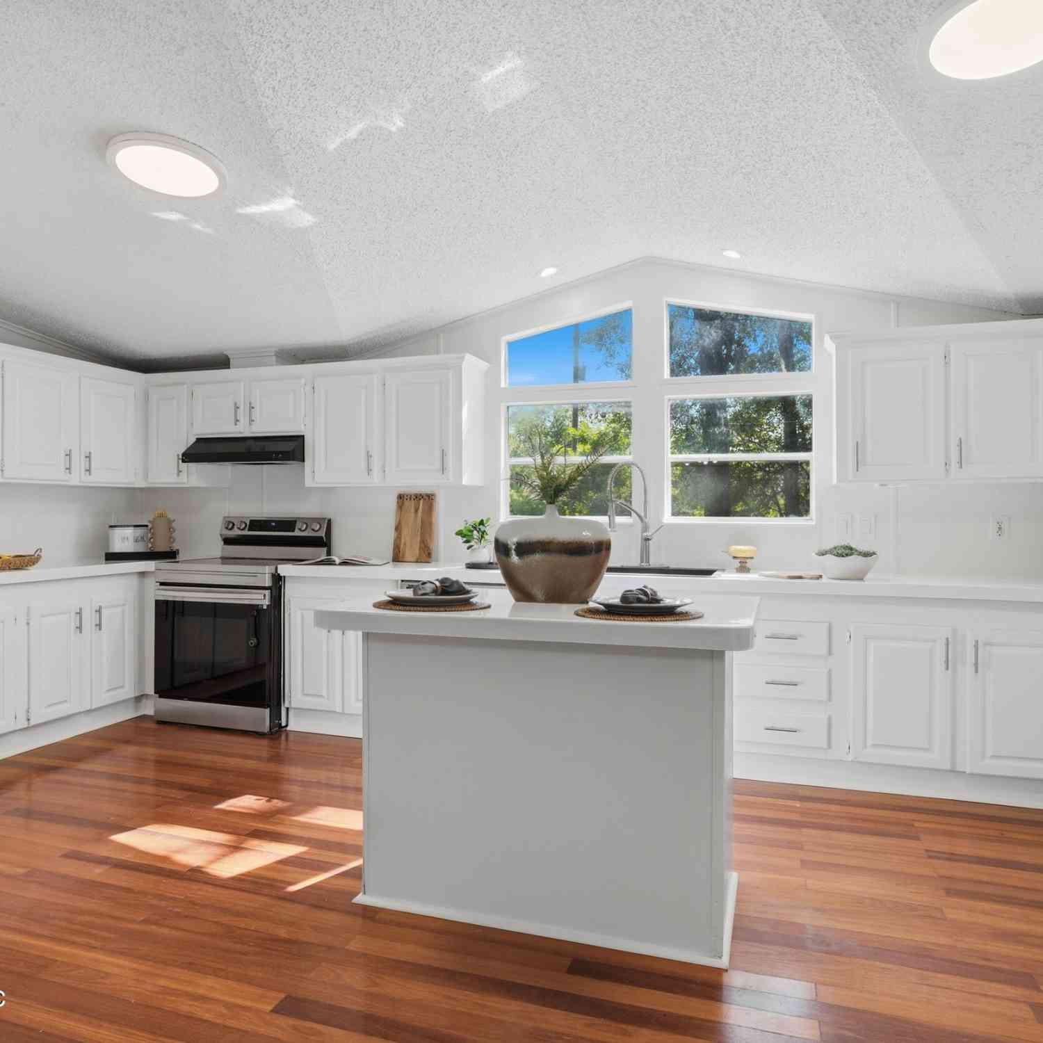 Mobile Home For Sale - 138 Thomas Avenue<br/> Jacksonville, FL 32218