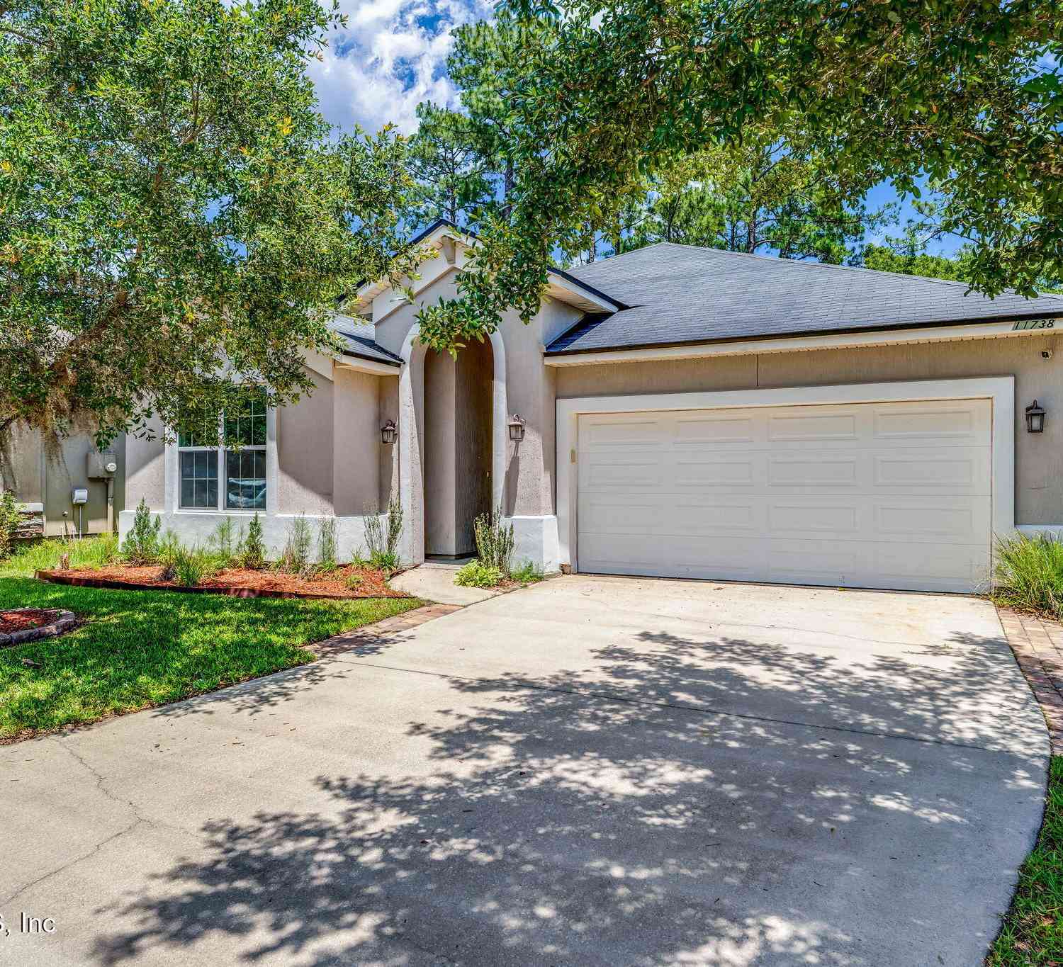 Homes For Sale - 11738 Lake Bend Circle<br/> Jacksonville, FL 32218