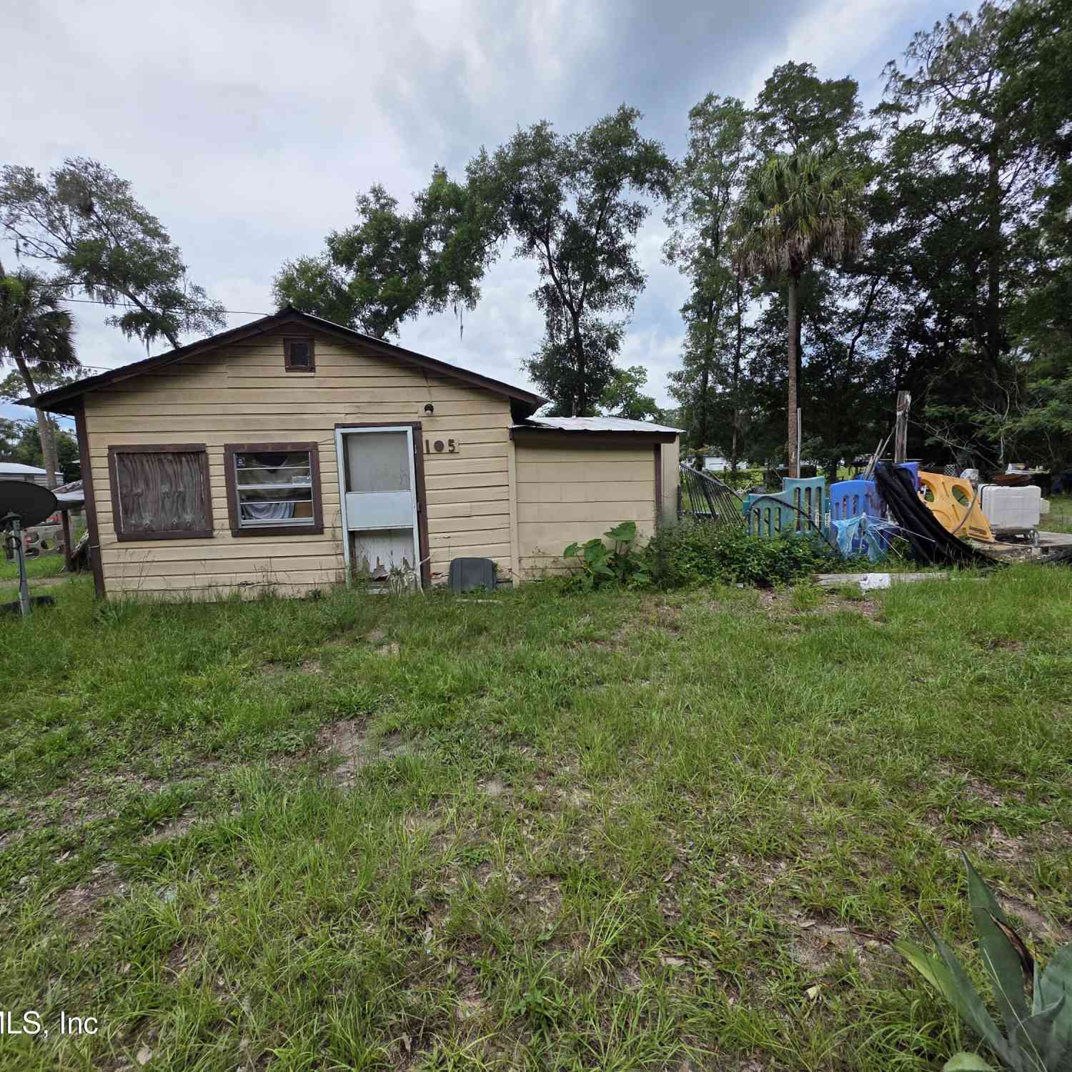 Homes For Sale - 105 Brooks Street<br/> Pomona Park, FL 32181