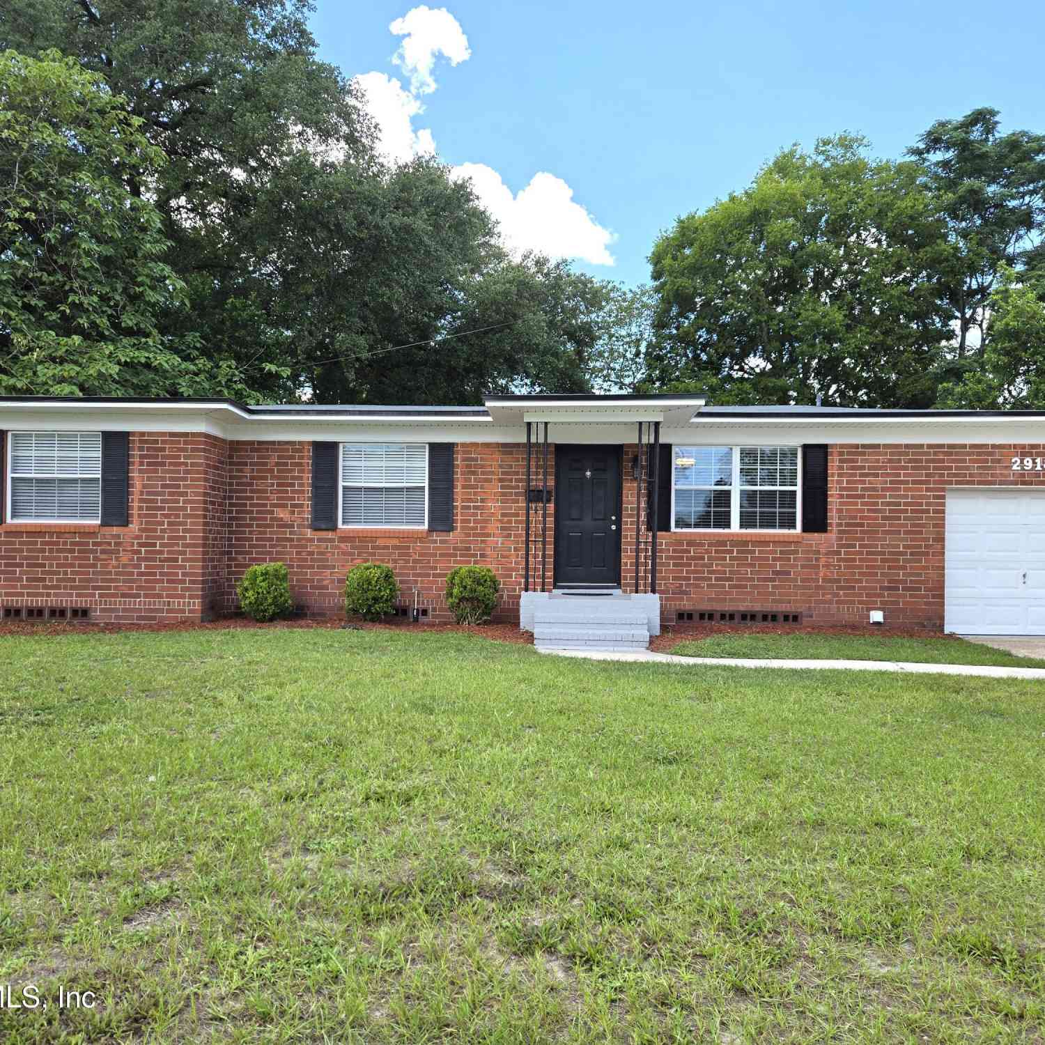 Homes For Sale - 2918 Red Oak Drive<br/> Jacksonville, FL 32277