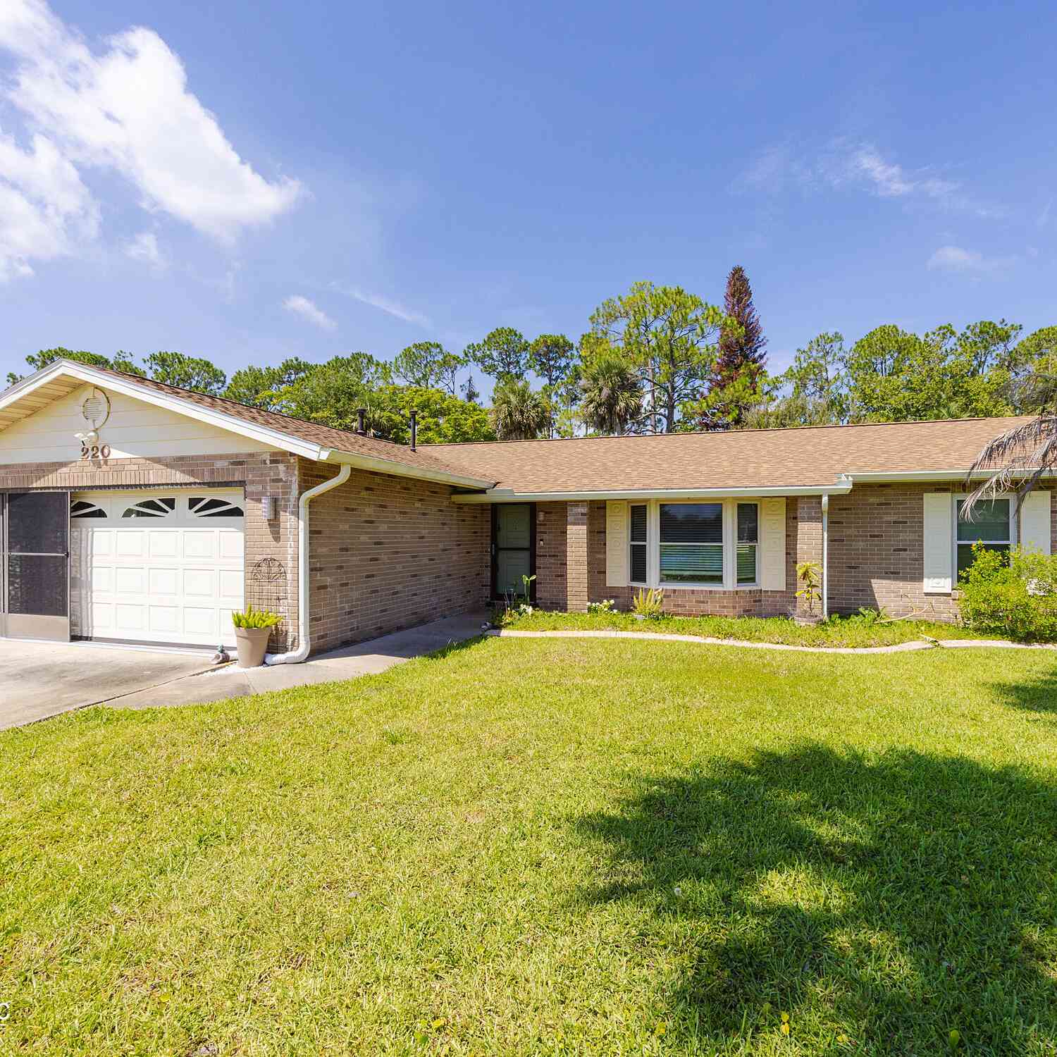 Homes For Sale - 220 Yorktowne Drive<br/> Daytona Beach, FL 32119