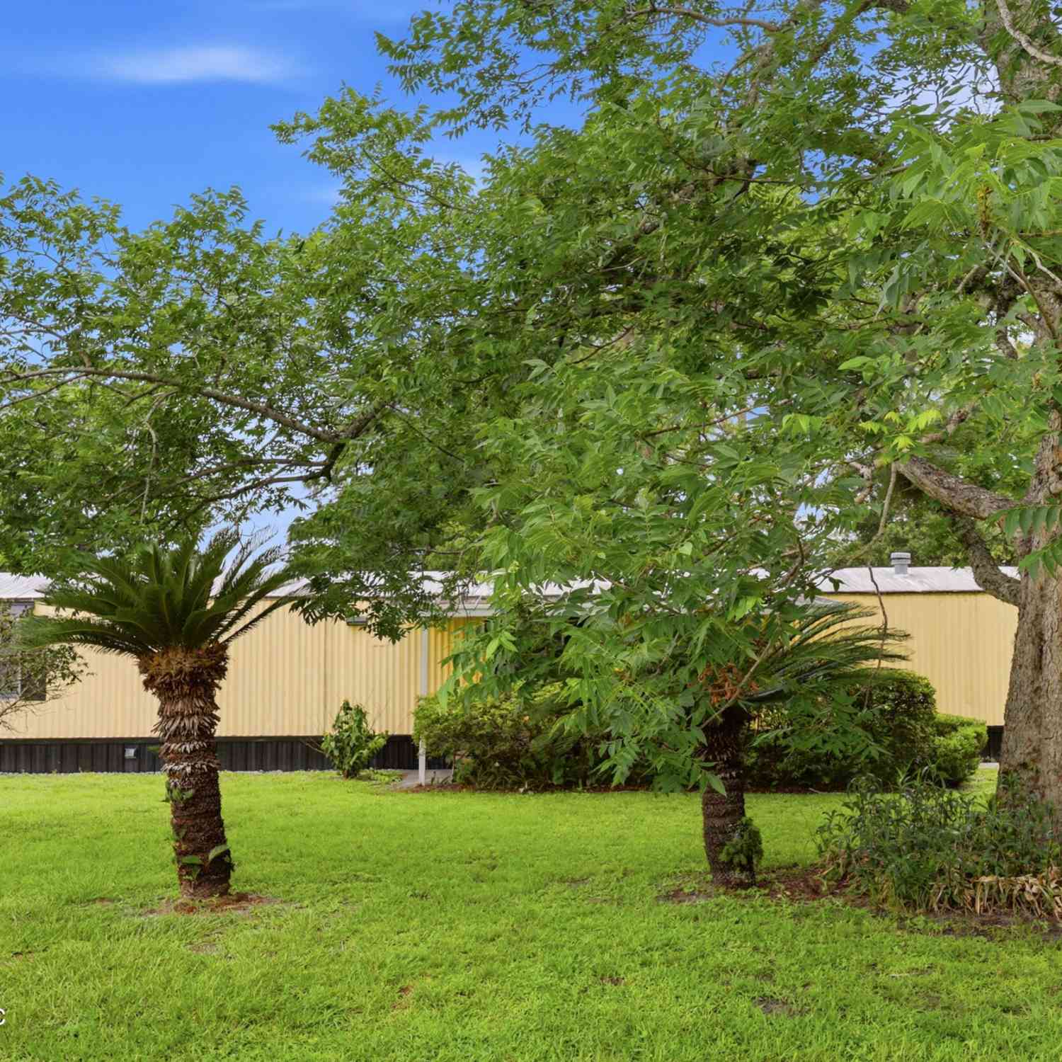 Mobile Home For Sale - 101 Waterway Avenue<br/> Satsuma, FL 32189