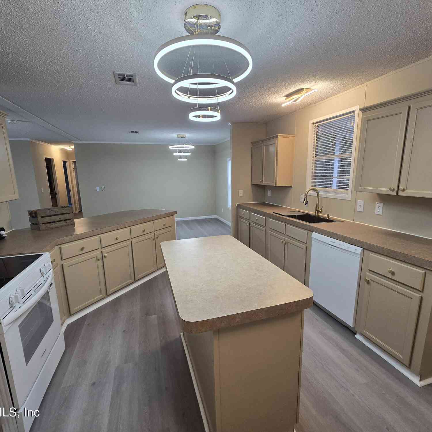 Mobile Home For Sale - 229 Dolphin Circle<br/> Clay County, Middleburg, FL 32068