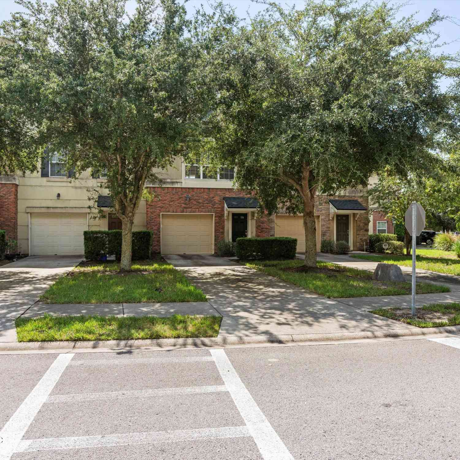 Townhouse For Rent - 4368 Ellipse Drive<br/> Jacksonville, FL 32246