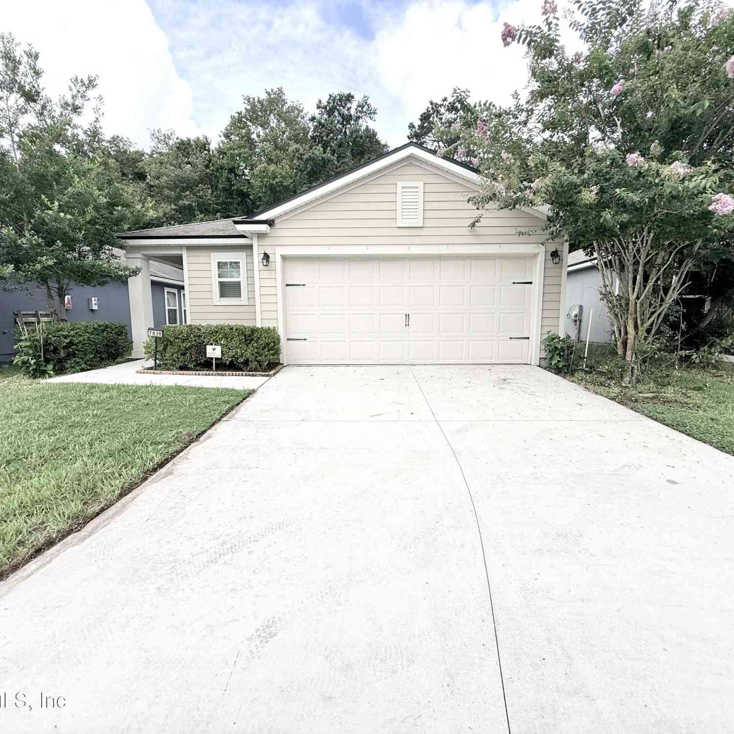 Homes For Rent - 7838 Meadow Walk Lane<br/> Jacksonville, FL 32256
