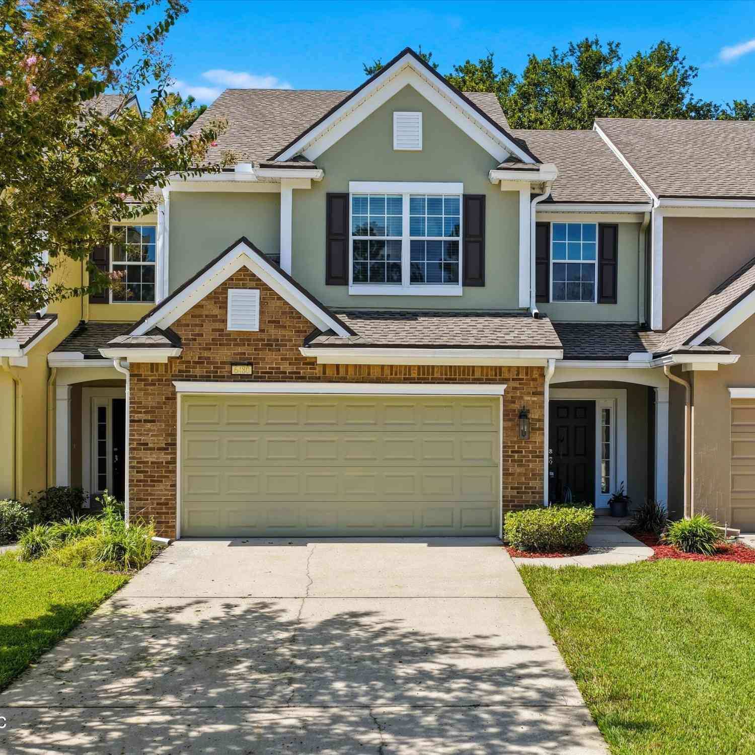 Townhouse For Sale - 6480 Yellow Leaf Court<br/> Duval County, Jacksonville, FL 32258