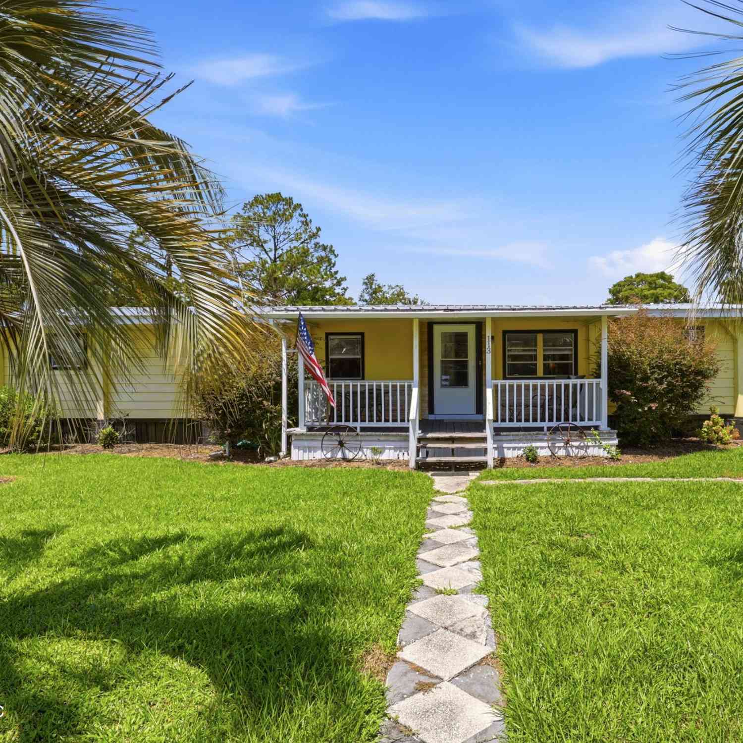 Mobile Home For Sale - 113 Waterside Avenue<br/> Satsuma, FL 32189