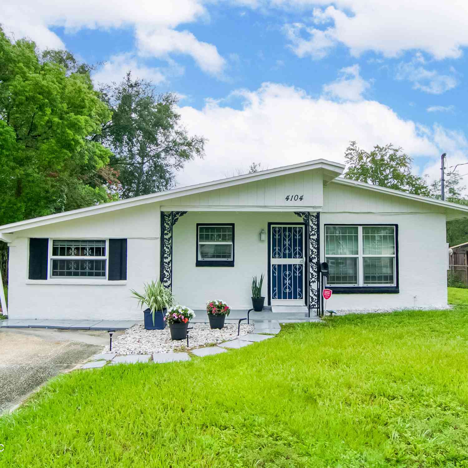 Homes For Sale - 4104 Leonard Circle<br/> Jacksonville, FL 32209