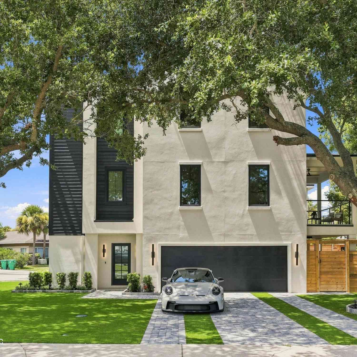 Townhouse For Sale - 319 St Augustine Boulevard<br/> Jacksonville Beach, FL 32250