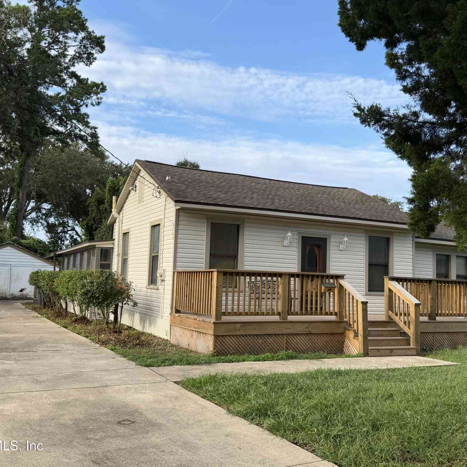 Homes For Sale - 2500 Community Road<br/> Jacksonville, FL 32207