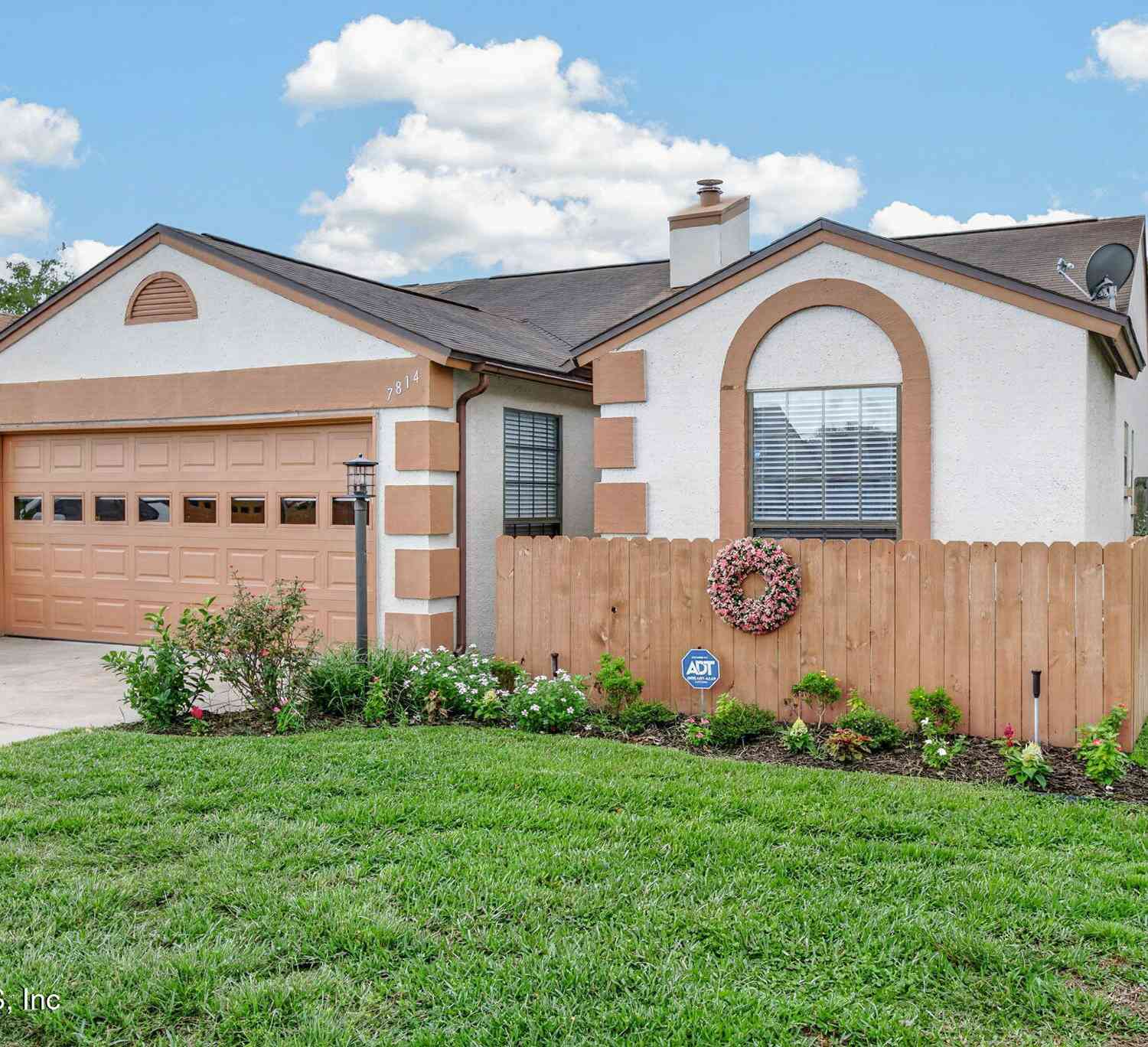 Townhouse For Sale - 7814 Fawn Brook Circle<br/> Jacksonville, FL 32256