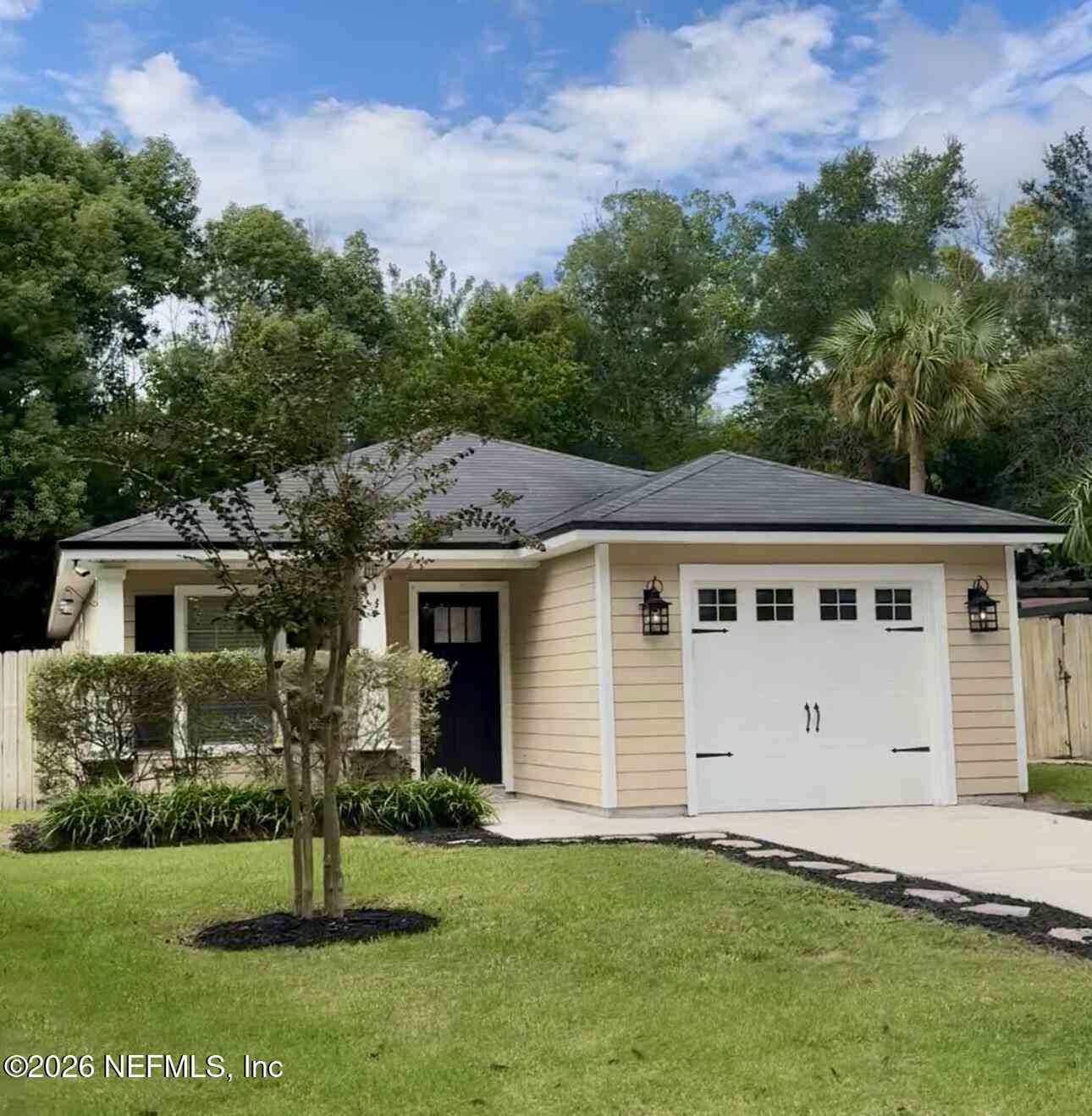 Homes For Sale - 6237 Syringa Lane<br/> Jacksonville, FL 32211