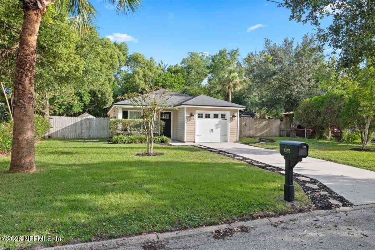 Homes For Sale - 6237 Syringa Lane<br/> Jacksonville, FL 32211