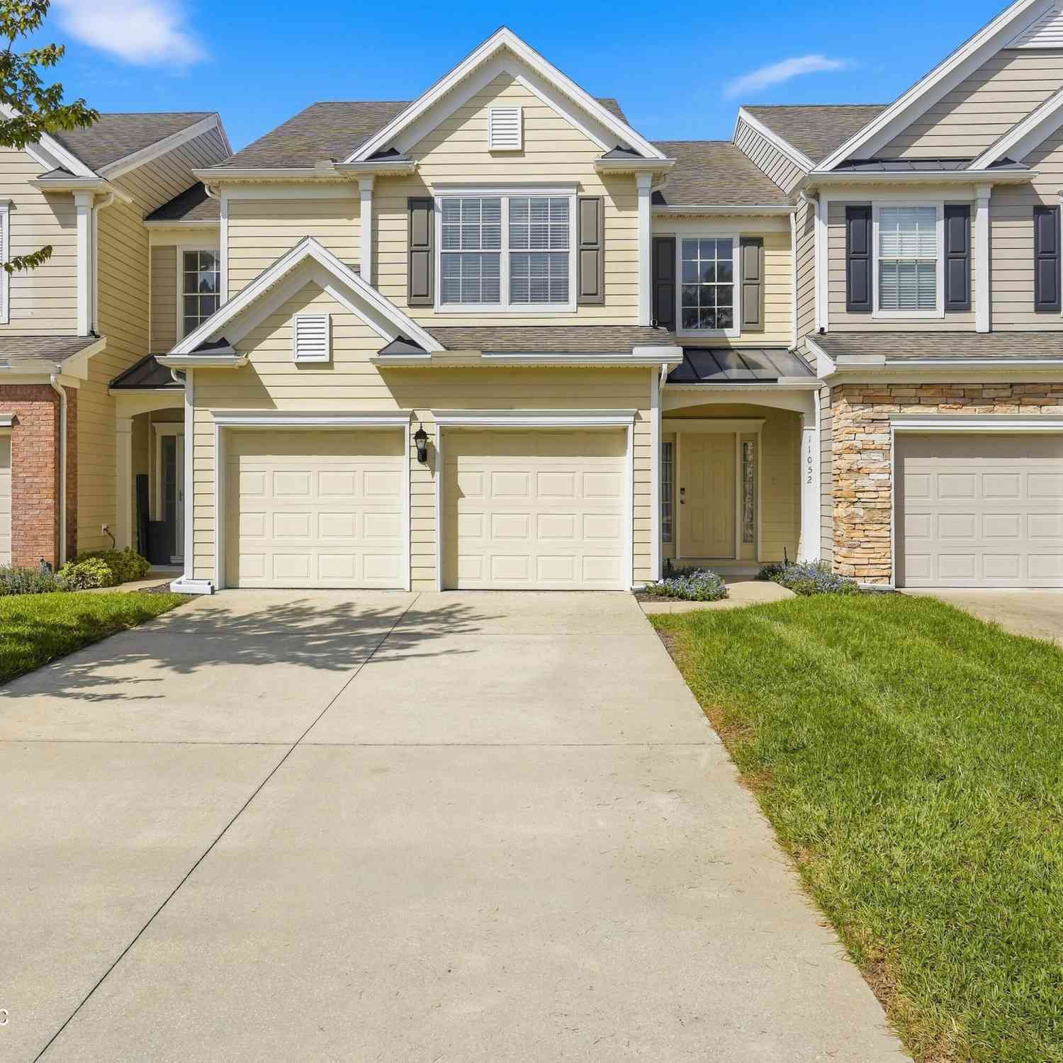 Townhouse For Sale - 11052 E Castlemain Circle<br/> Jacksonville, FL 32256