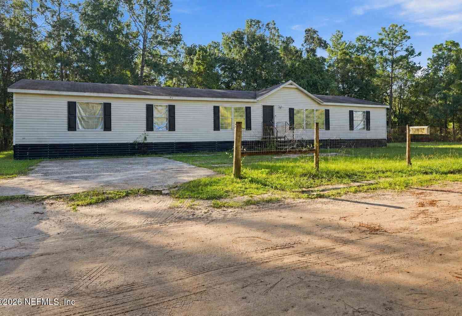 Mobile Home For Sale - 254 7th Avenue<br/> Interlachen, FL 32148