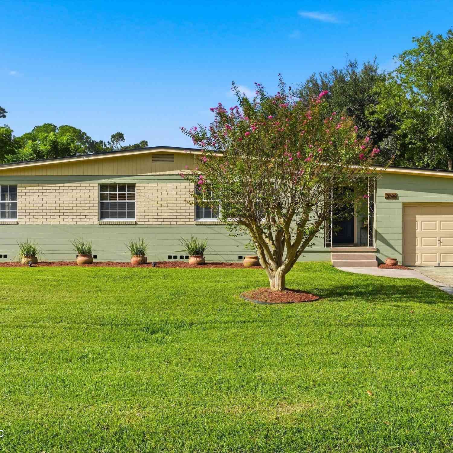 Homes For Sale - 2044 West Road<br/> Jacksonville, FL 32216