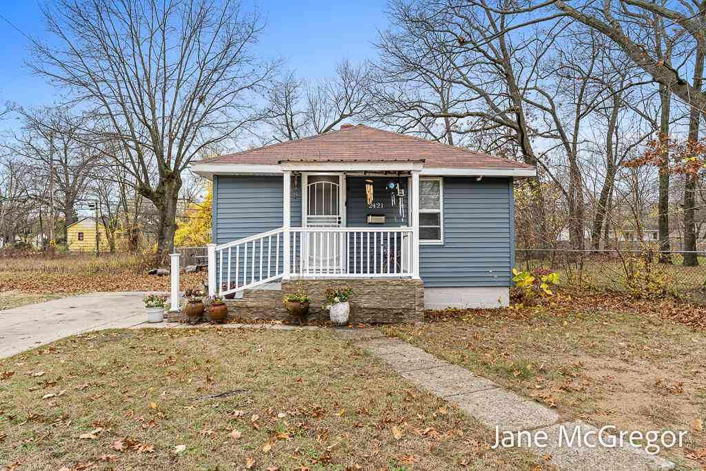 Homes For Sale - 2421 Manz Street<br/> Muskegon, MI 49444
