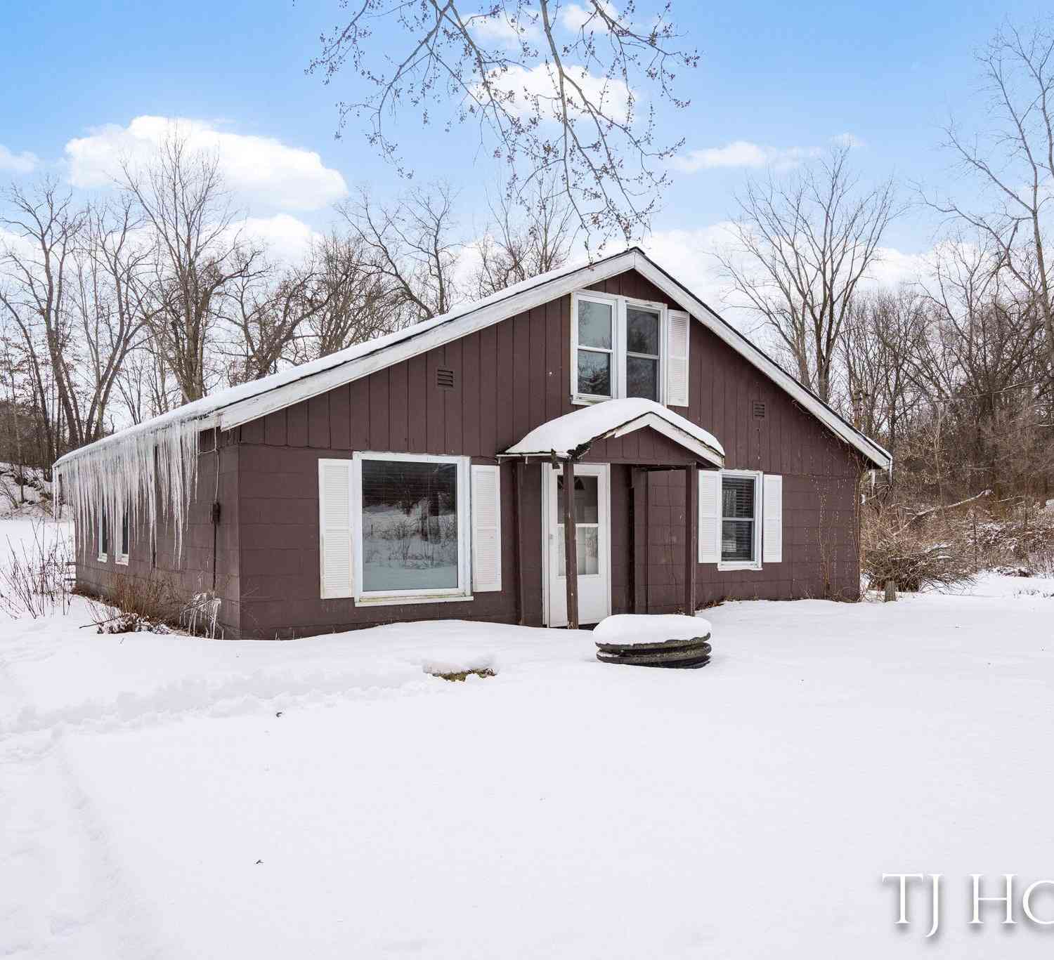 Homes For Sale - 3540 3 Mile Road<br/> Grand Rapids, MI 49525