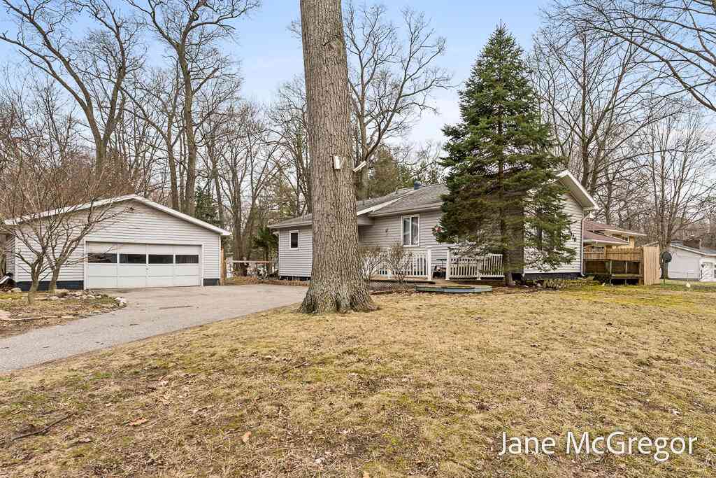 Homes For Sale - 3520 Algonquin Drive<br/> Norton Shores, MI 49441