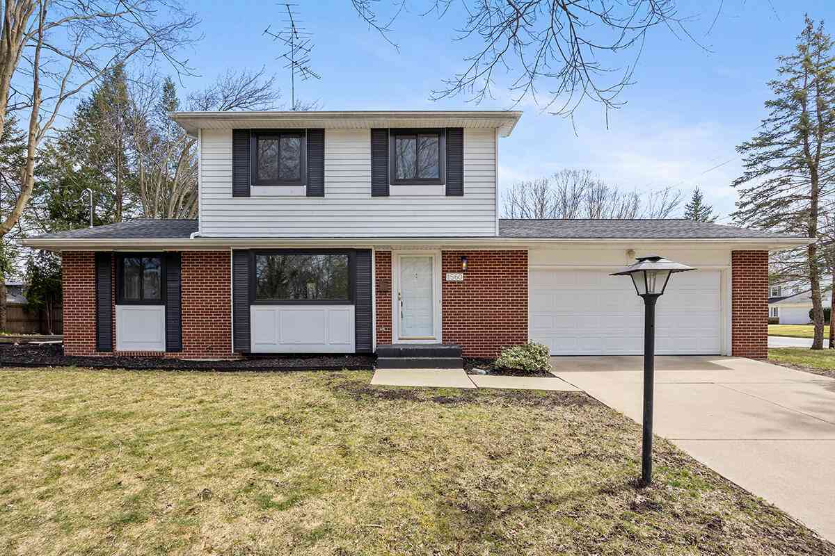 Homes For Sale - 1560 Eastlawn Road<br/> East Grand Rapids, MI 49506