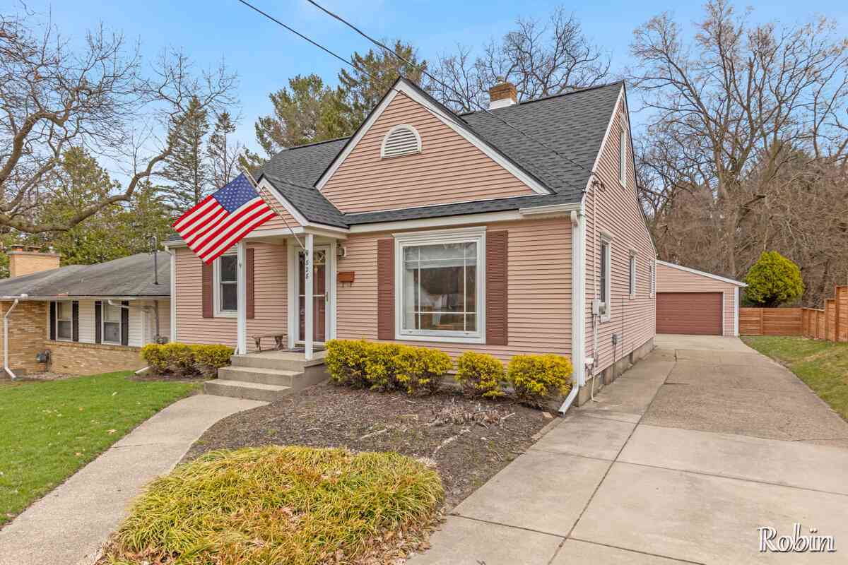 Homes For Sale - 828 Bristol Avenue<br/> Grand Rapids, MI 49504