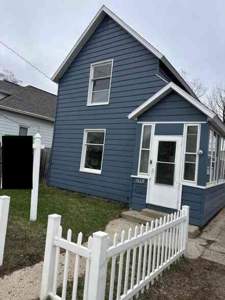 Homes For Sale - 1528 Alpine Avenue<br/> Grand Rapids, MI 49504