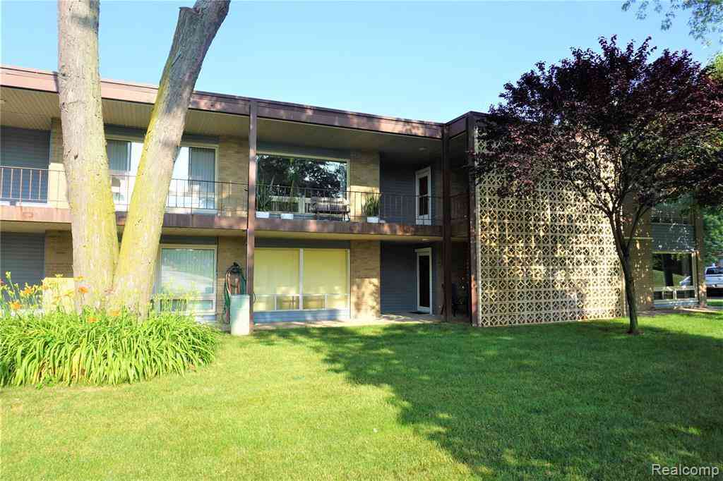 Condo For Sale - 15075 Hubbard Street #11<br/> Livonia, MI 48154