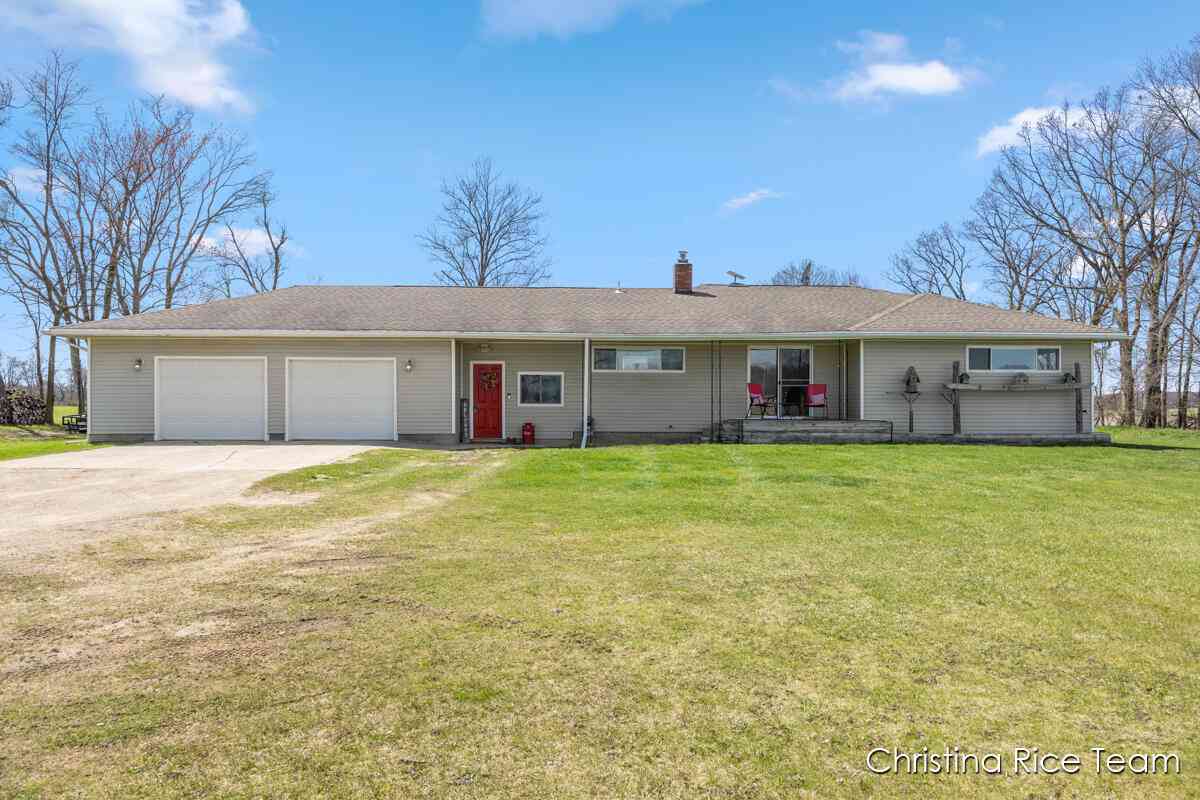 Homes For Sale - 4398 S Greenville Road<br/> Montcalm County, Greenville, MI 48838