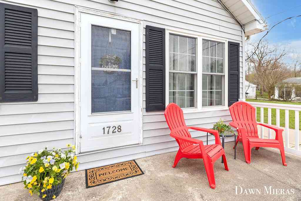 Homes For Sale - 1728 Ira Avenue<br/> Grand Rapids, MI 49504