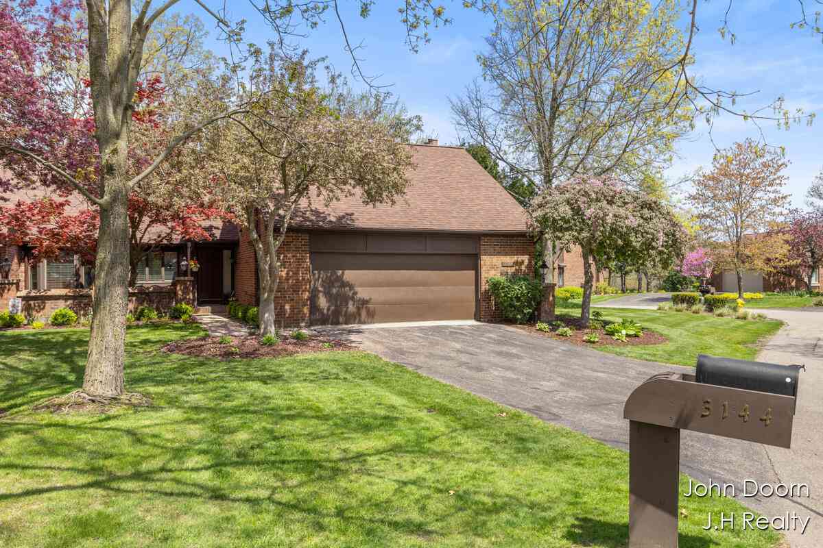 Condo For Sale - 3144 E Gatehouse Drive<br/> Grand Rapids, MI 49546