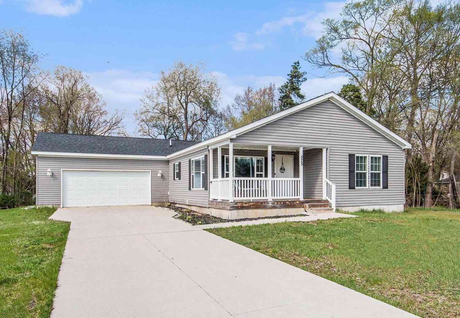 Homes For Sale - 525 66th Street<br/> Grand Rapids, MI 49548
