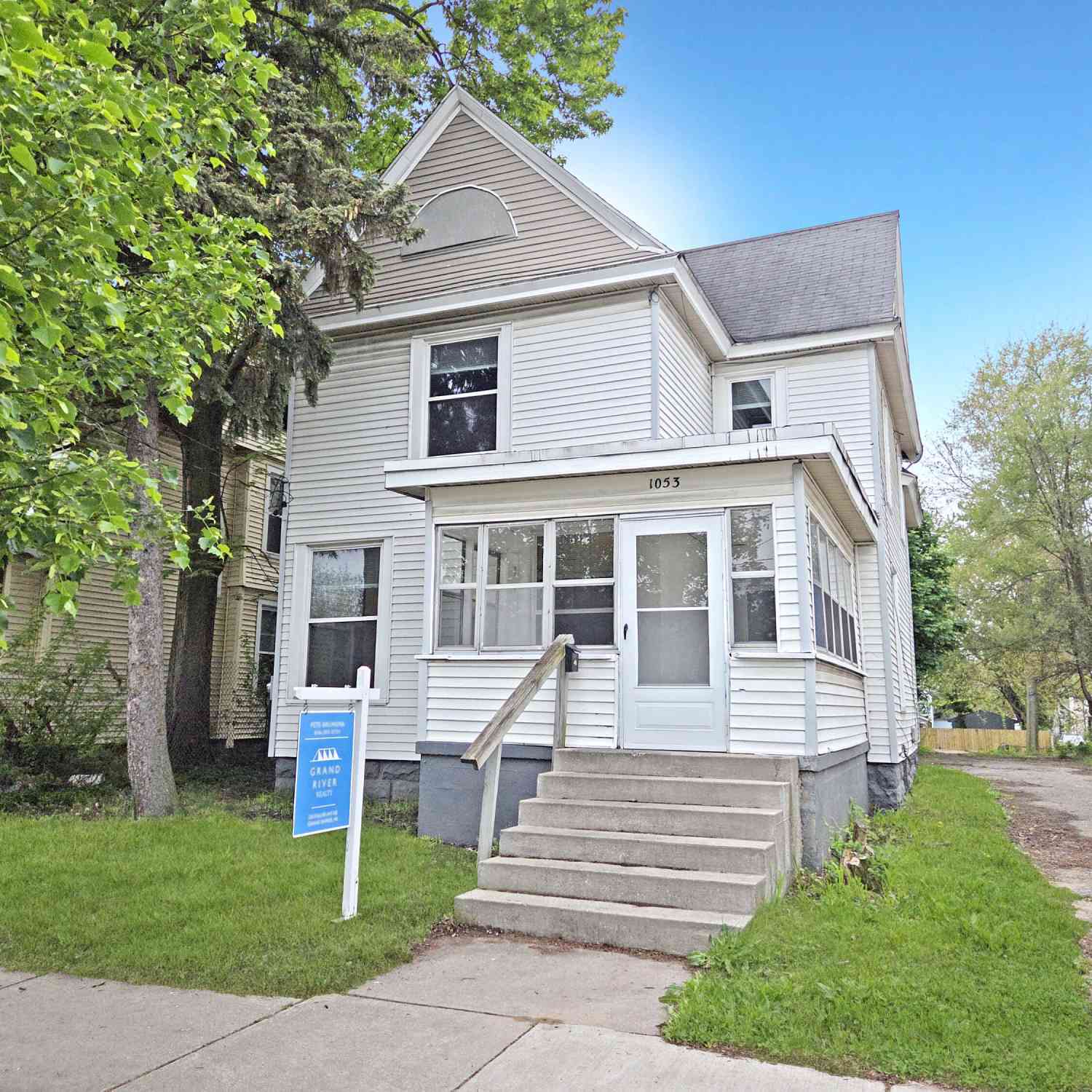 Homes For Sale - 1053 Madison Avenue<br/> Grand Rapids, MI 49507