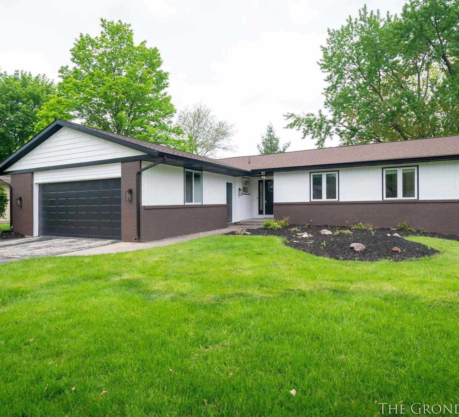 Homes For Sale - 7879 Ridgewood Drive<br/> Jenison, MI 49428