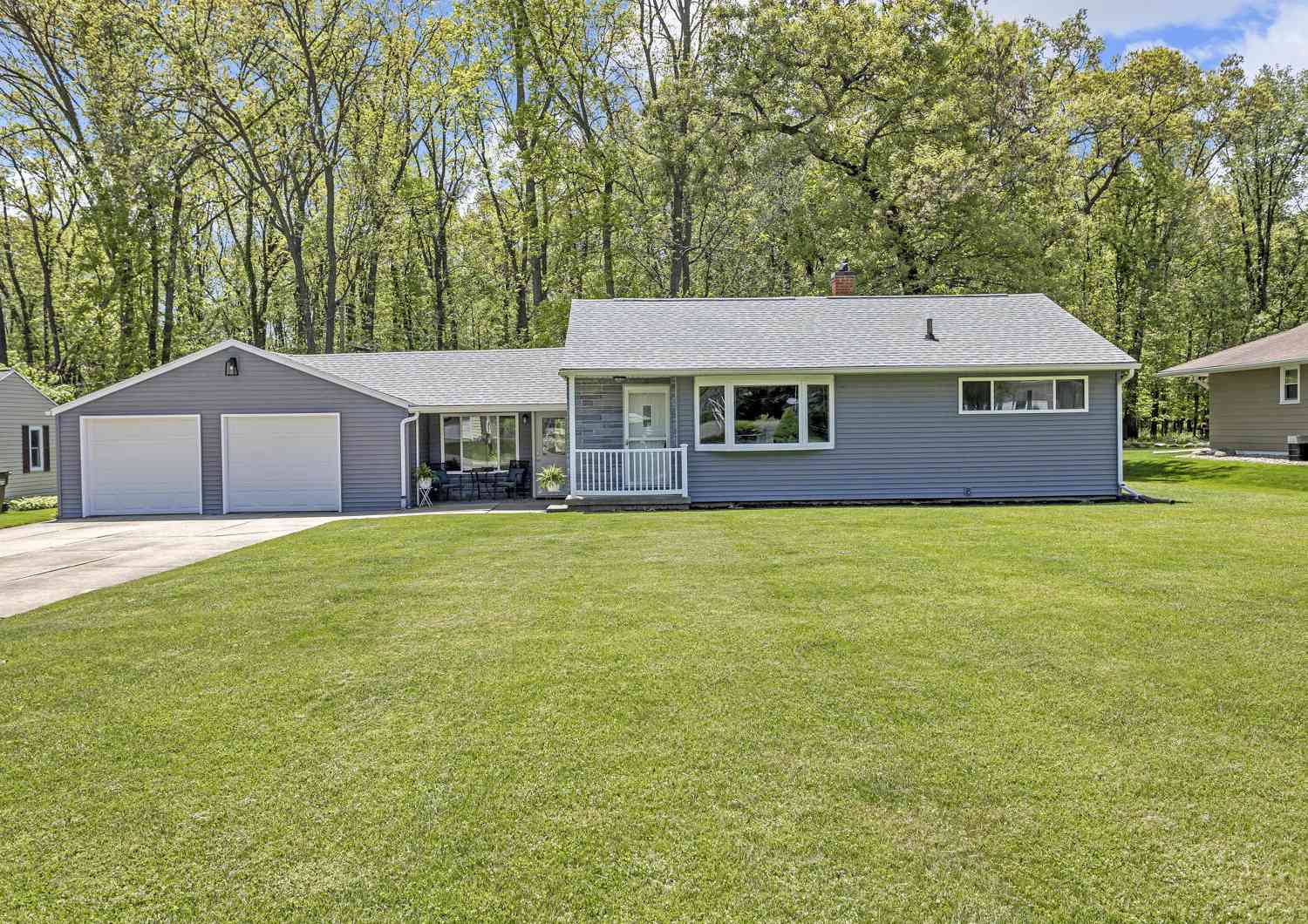 Homes For Sale - 1511 Strathmoor Lane<br/> Jackson, MI 49203