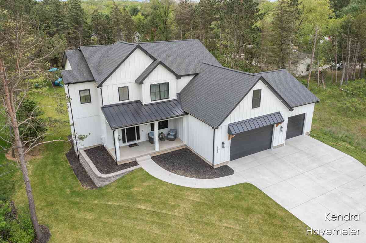 Homes For Sale - 6080 Coventry Woods Drive<br/> Belmont, MI 49306