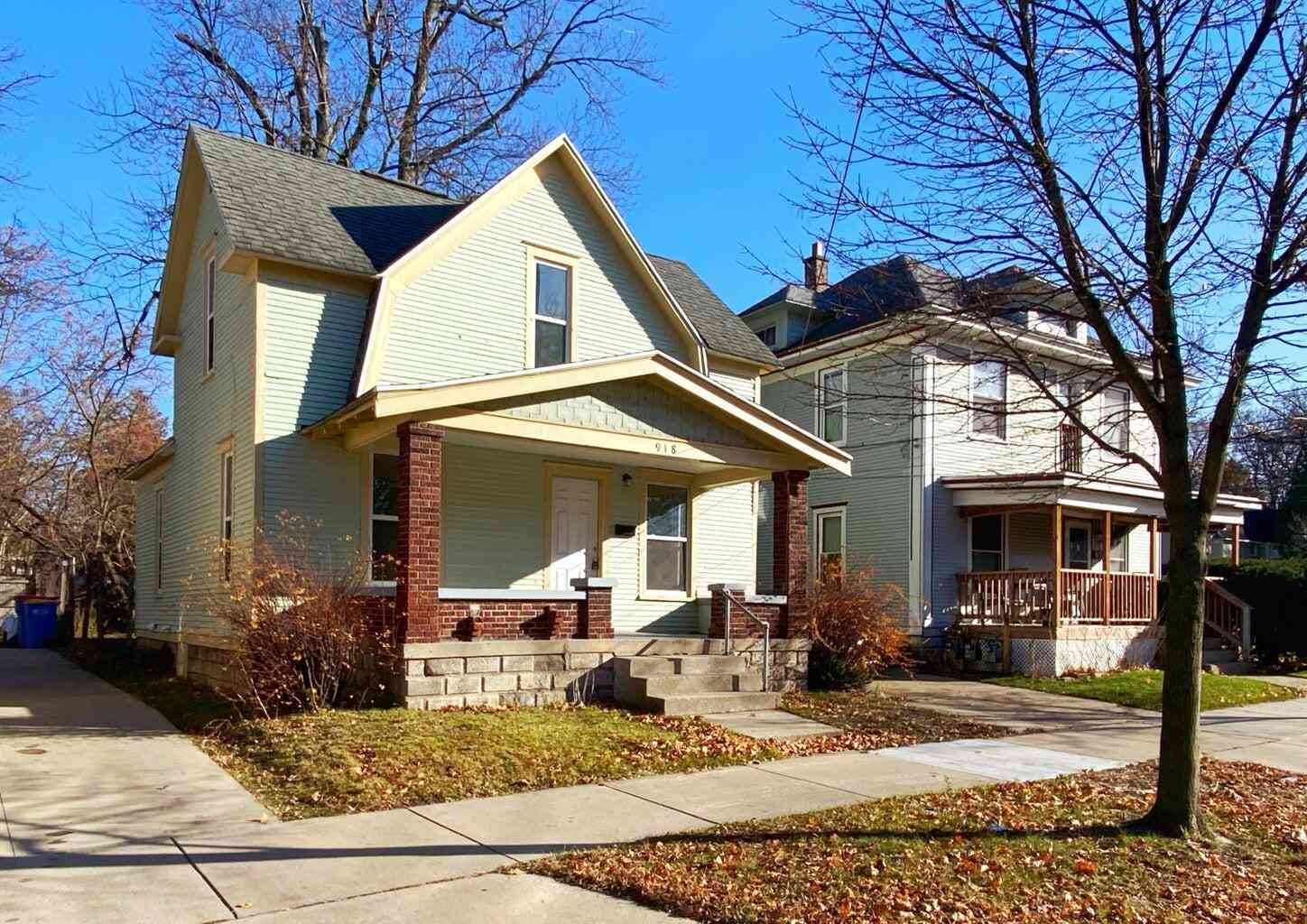 Homes For Sale - 918 Kalamazoo Avenue<br/> Grand Rapids, MI 49507