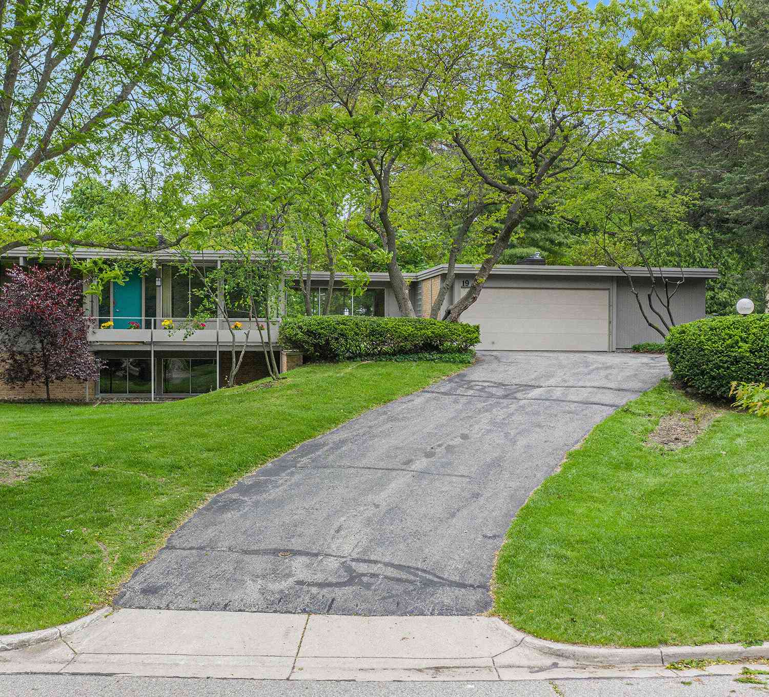 Homes For Sale - 19 Heatheridge Street<br/> Ann Arbor, MI 48104