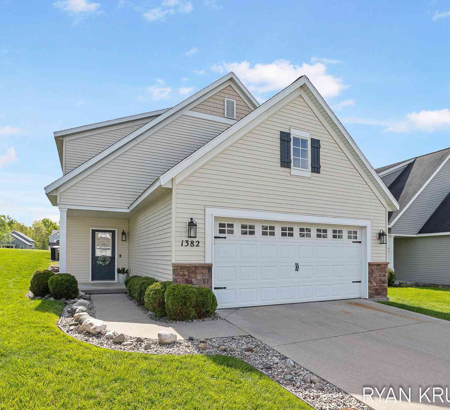 Homes For Sale - 1382 Highland Hill<br/> Lowell, MI 49331