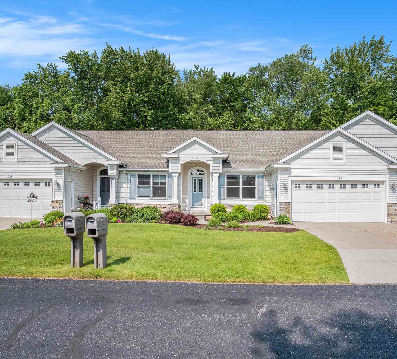 Condo For Sale - 1313 Linwood Drive<br/> Grand Rapids, MI 49534