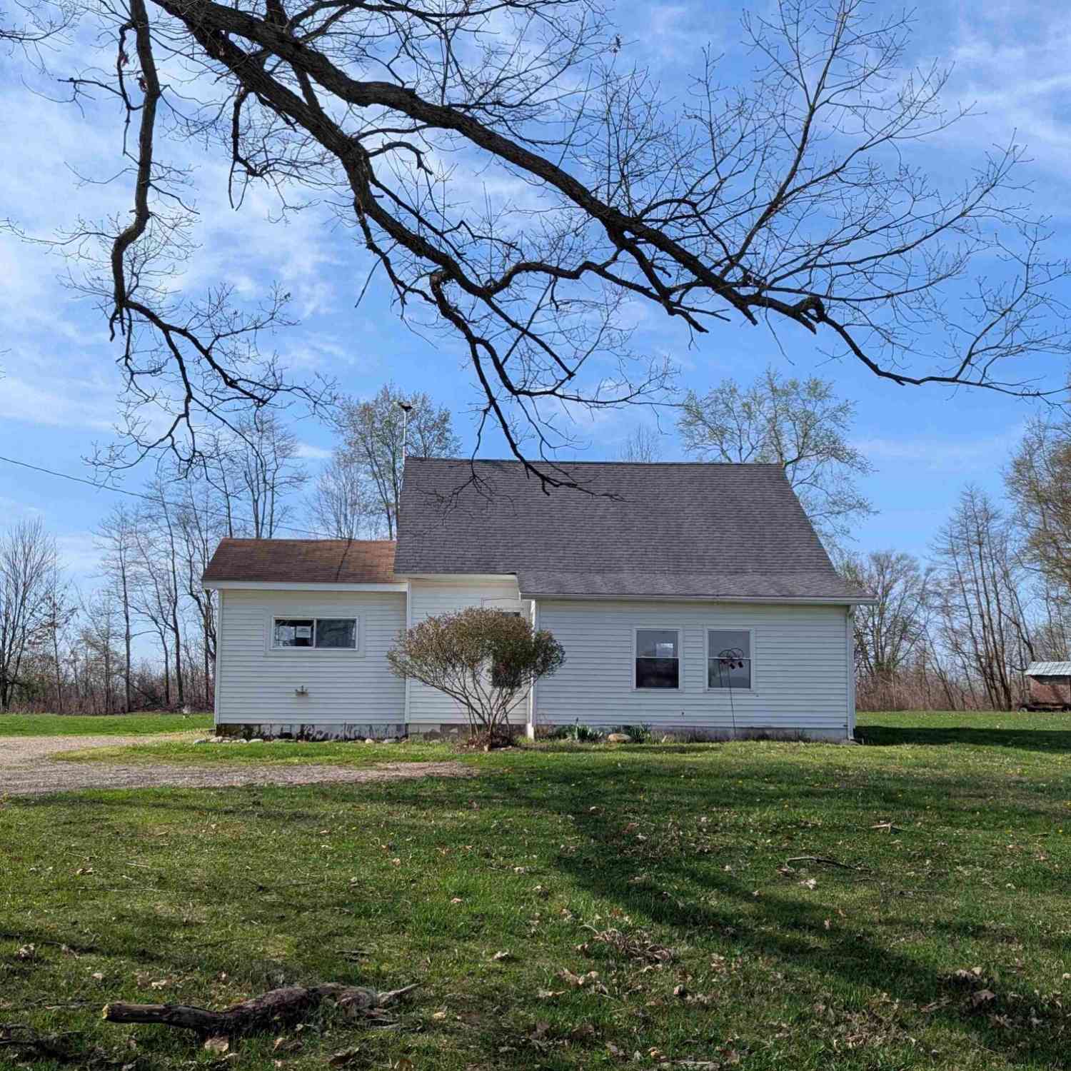 Homes For Sale - 613 E County Line Road<br/> Tekonsha, MI 49092