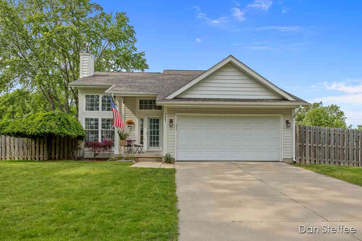 Homes For Sale - 1901 Mayberry Street<br/> Grand Rapids, MI 49508