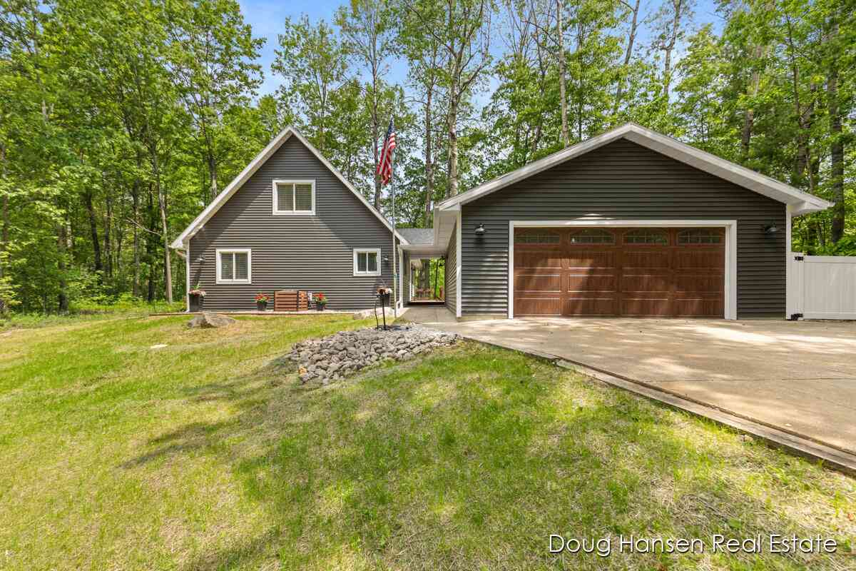 Homes For Sale - 8120 Carriage Lane<br/> Stanwood, MI 49346