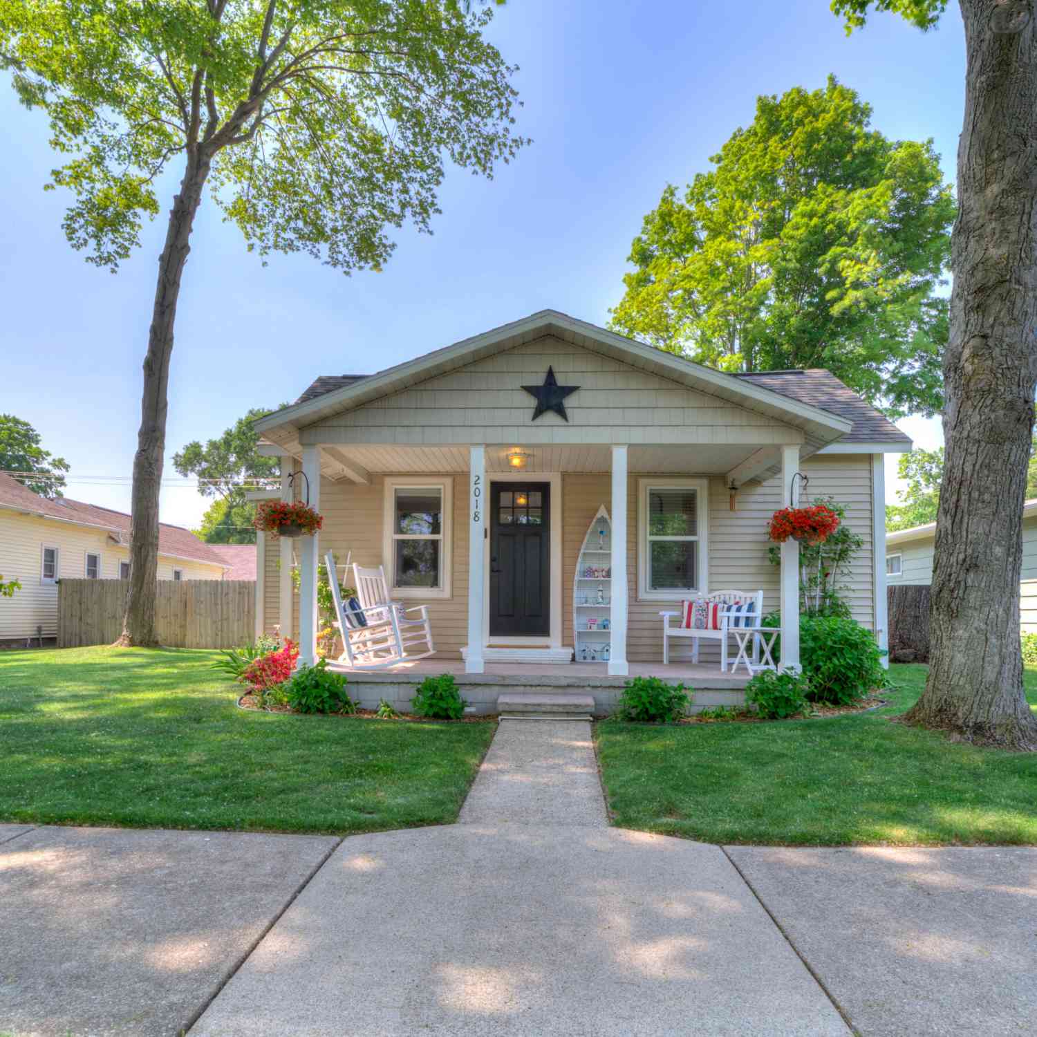 Homes For Sale - 2018 Oak Avenue<br/> Muskegon, MI 49445