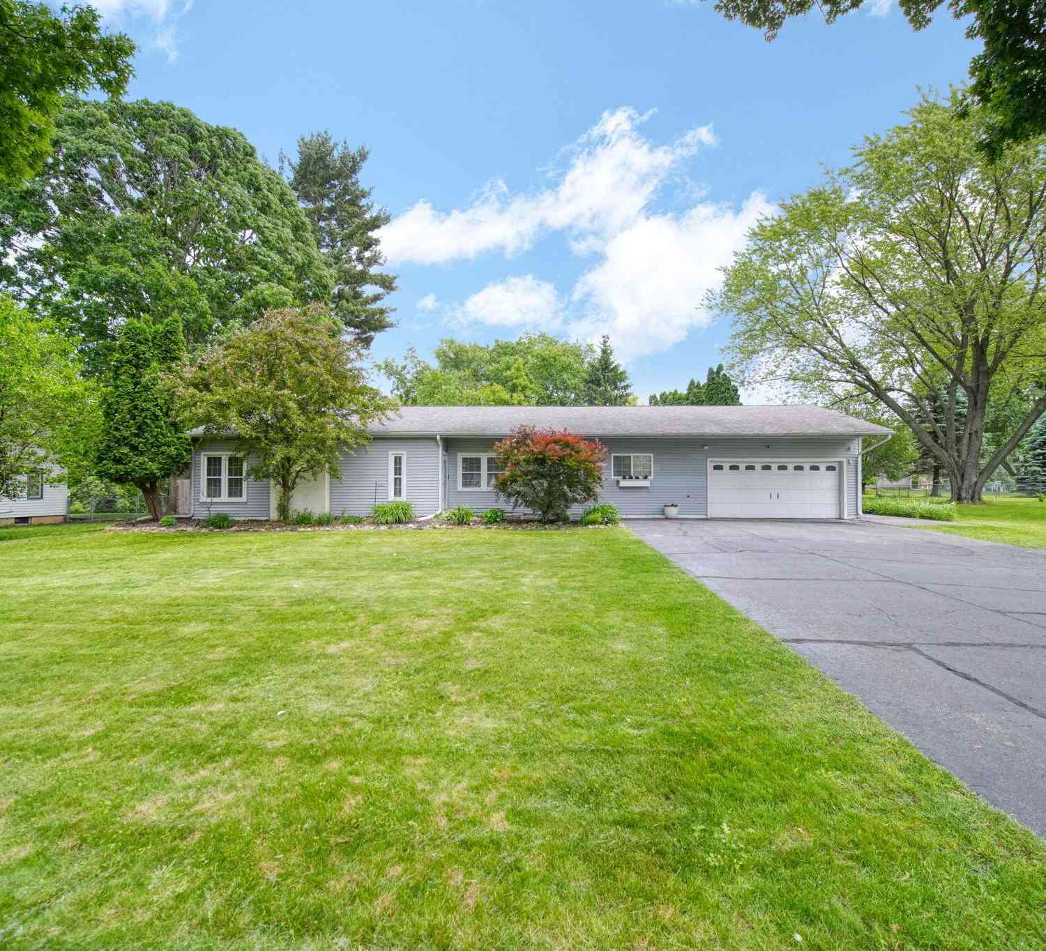 Homes For Sale - 163 Robinson Road<br/> Jackson, MI 49203