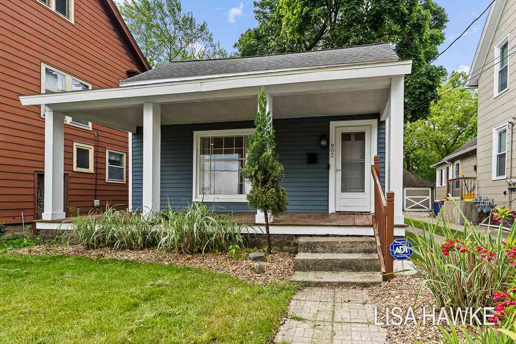 Homes For Sale - 902 NE Fountain Street<br/> Grand Rapids, MI 49503