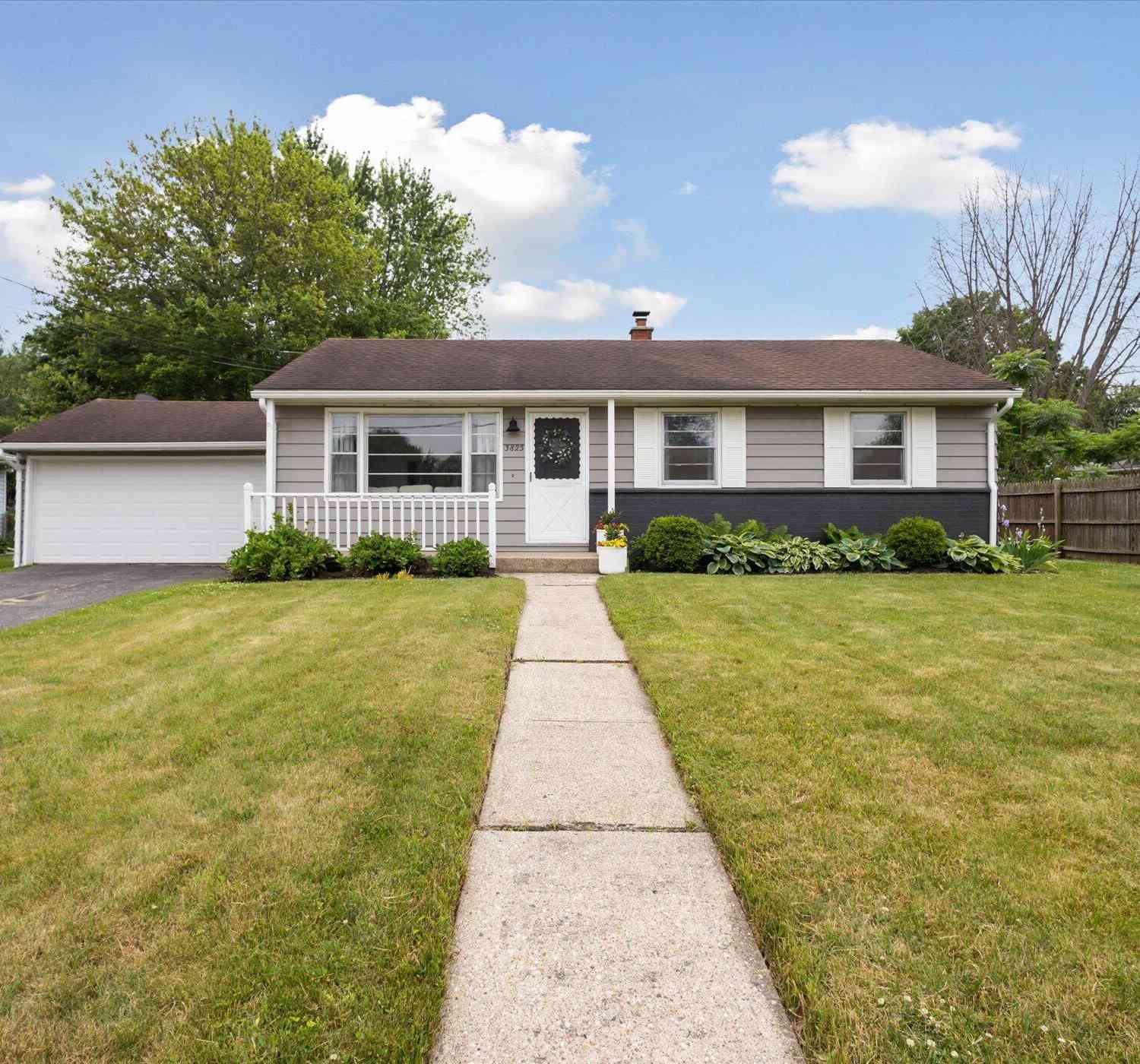Homes For Sale - 3825 Alamo Avenue<br/> Kalamazoo, MI 49006