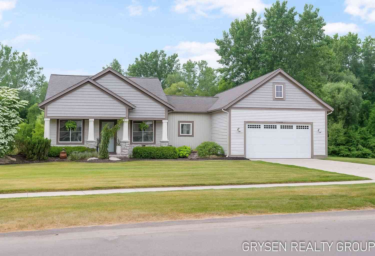 Homes For Sale - 2504 Cedar West Drive<br/> Jenison, MI 49428