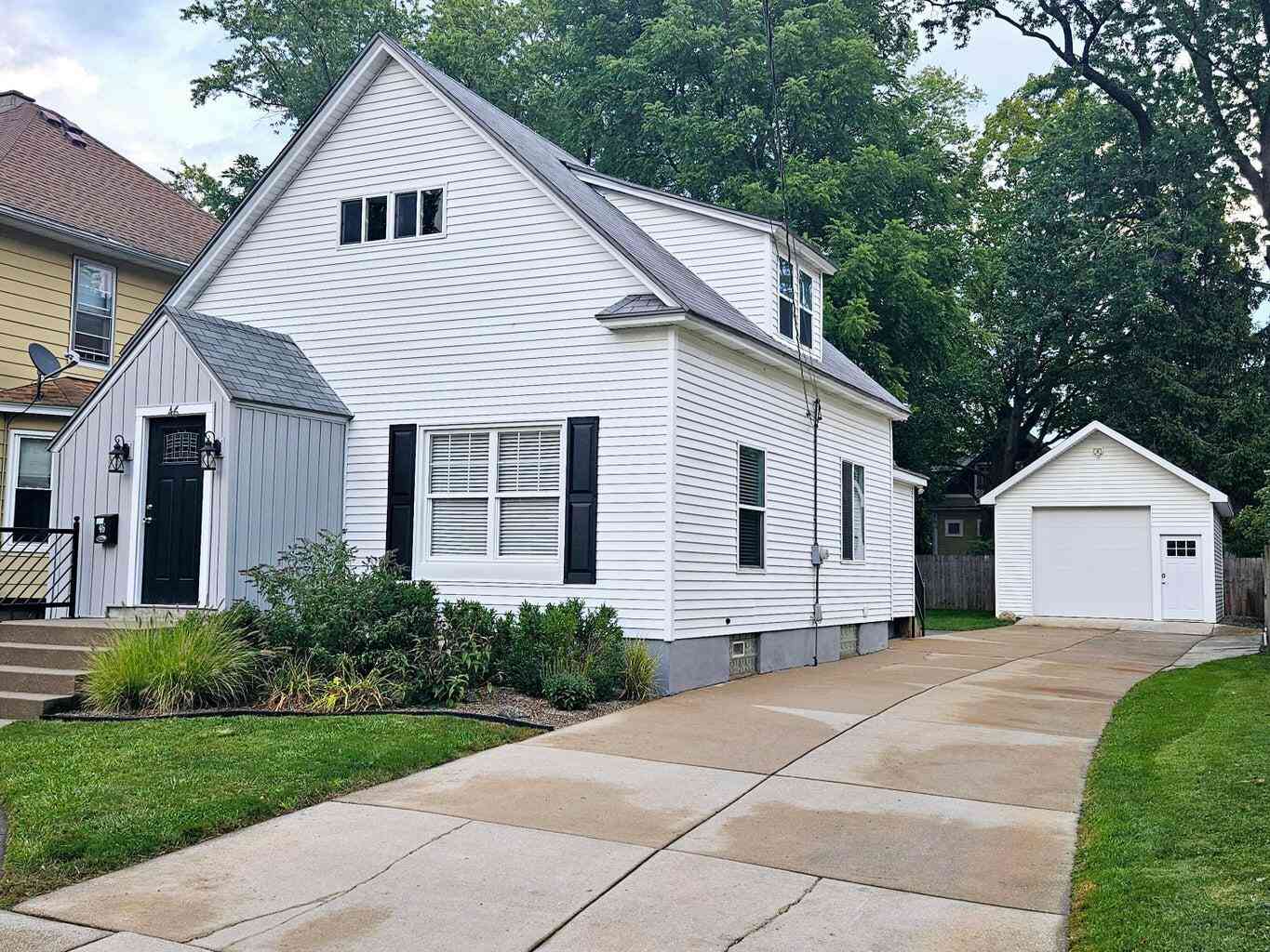 Homes For Sale - 46 Lowell Avenue<br/> Grand Rapids, MI 49503