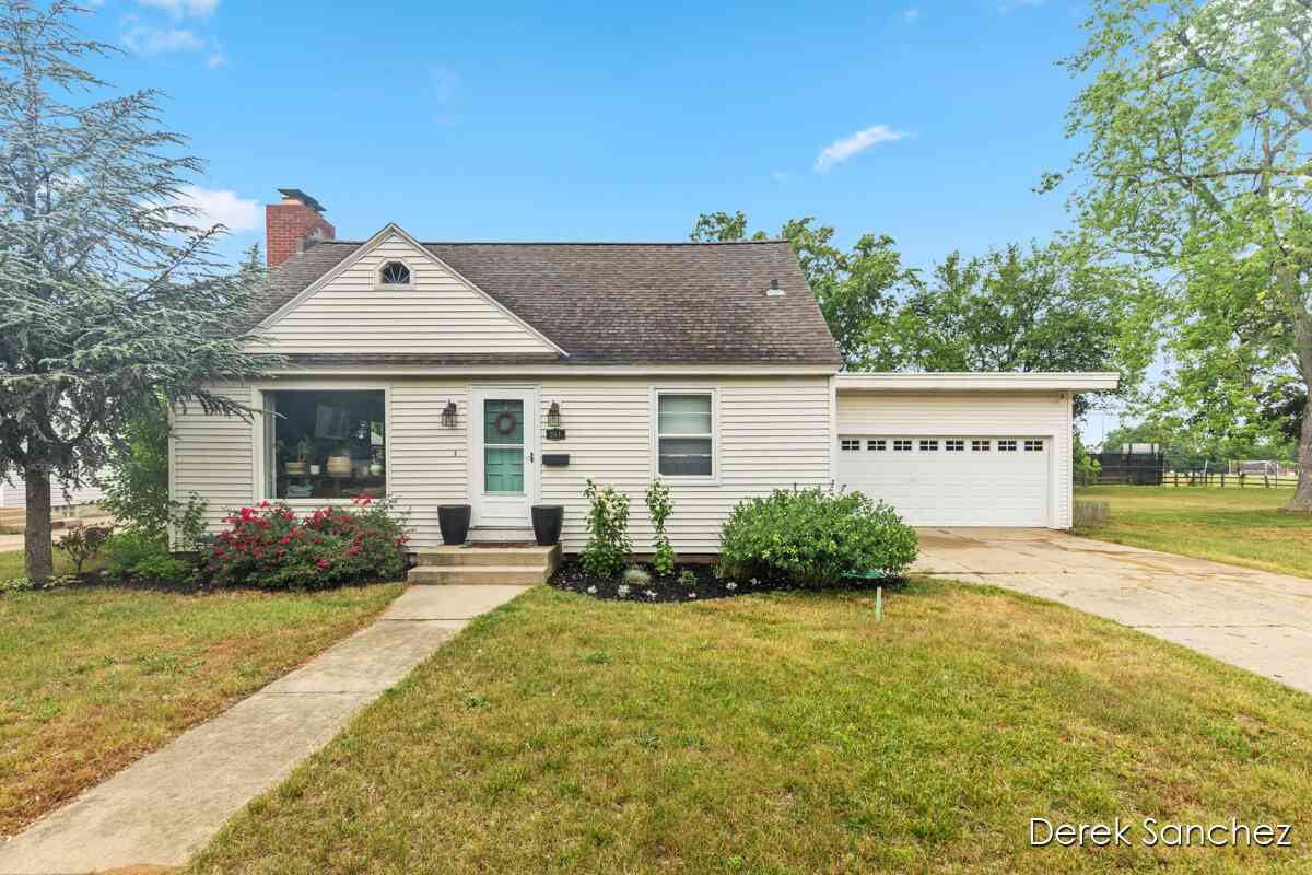 Homes For Sale - 261 W 28th Street<br/> Holland, MI 49423